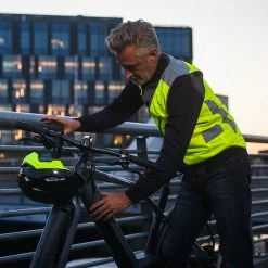 Gilet Jaune Avec éclairage Arrière Intégré Tegra EBike Wowow -Promos Roulante Pro Boutique gilet securite avec eclairage tegra wowow 4