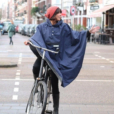 Poncho Imperméable Bleu Marine Pour Cycliste The Peoples Poncho 1 Poncho Imperméable Bleu Marine Pour Cycliste The Peoples Poncho