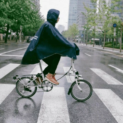 Poncho Imperméable Bleu Marine Pour Cycliste The Peoples Poncho 5 Poncho Imperméable Bleu Marine Pour Cycliste The Peoples Poncho - Image 5